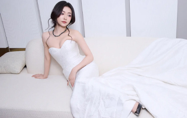 许佳琪穿抹胸裙魅惑性感 盘发造型尽显撩人魅力