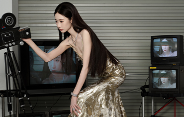 张艺凡金色长裙贵气冷艳 复古镜头展示动人曲线