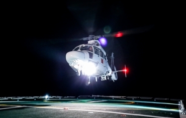 南海某海域 海警直升机展开夜间着舰训练
