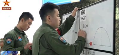 空军组织模拟空战：8架歼-16打6架“阵风”？