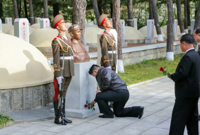 金正恩参谒中国人民志愿军烈士陵园