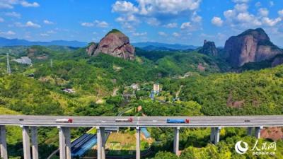 江西会昌：银龙穿翠 路畅景美