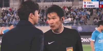谢晖不满主裁判艾堃判罚：这都什么年代的吹罚！