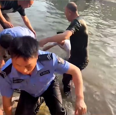小女孩意外墜湖游客跳水救人 應急救援隊員迅速施救