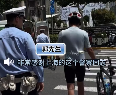 男子骑行濒临中暑幸遇交警出手 网友:最踏实的守护