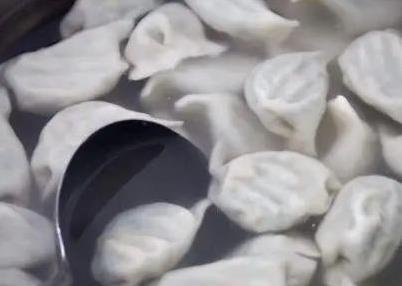 饺子一煮就破皮？3个小技巧让你煮出完整好饺子！