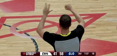 刘李在场狂丢防守 送违体引热议 媒体人调侃“犯规”爆发力太强 内线防守梦游