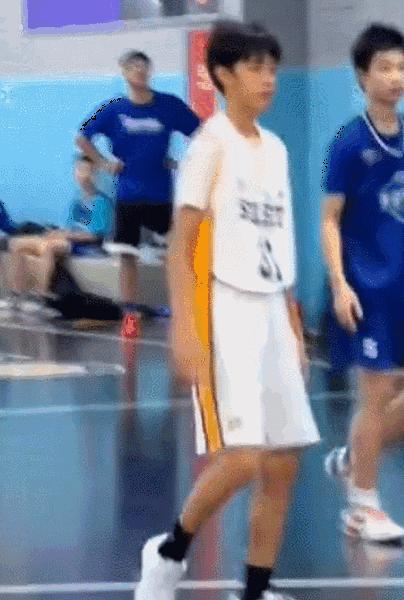 网友偶遇邓超孙俪看儿子打比赛 明星爸妈场边激情助威