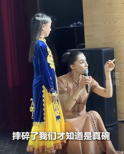 女孩表演时失手评委暖心点评 温柔守护童心