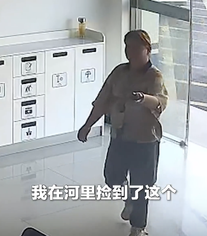 大妈河边洗衣服捡到手榴弹淡定上交 真勇士行为获赞