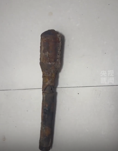 大妈河边洗衣服捡到手榴弹淡定上交 真勇士行为获赞