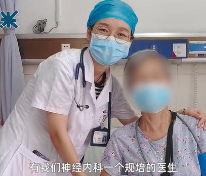 女医生多看一眼举止异常乘客 救下犯病老奶奶