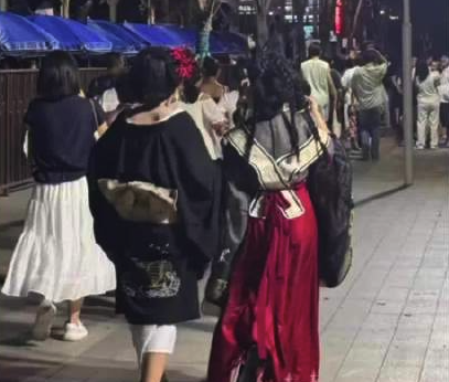 女子疑穿日式和服游览橘子洲引热议 景区回应
