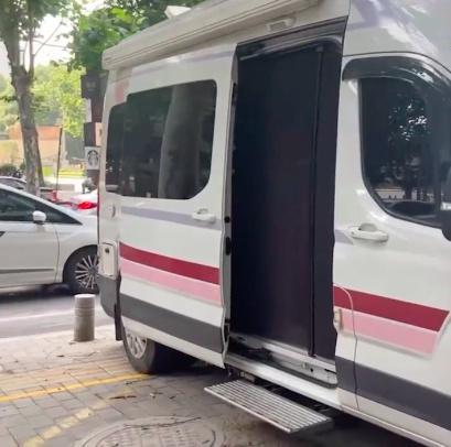 家长开房车陪孩子高考 网友：实名羡慕了