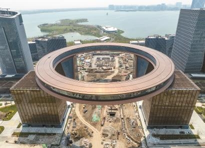 上海新地標“榮耀之環(huán)”沖刺收尾 滴水湖金融灣核心標志即將完工