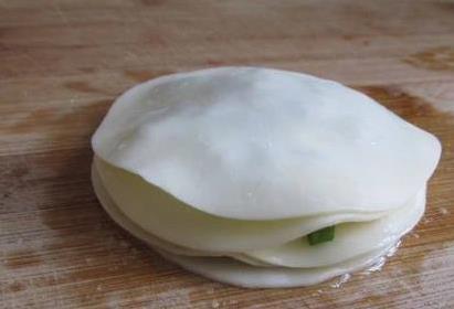 剩饺子皮别扔，十分钟做葱油饼，外脆里软早餐全家抢着吃