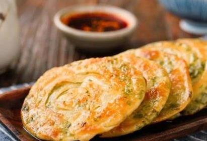 剩饺子皮别扔，十分钟做葱油饼，外脆里软早餐全家抢着吃
