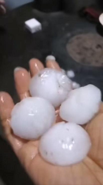 醫(yī)生拉著患者看雞蛋大的冰雹 威寧遭遇極端天氣