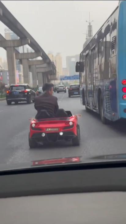 男子驾驶孩子的玩具车上路被教育