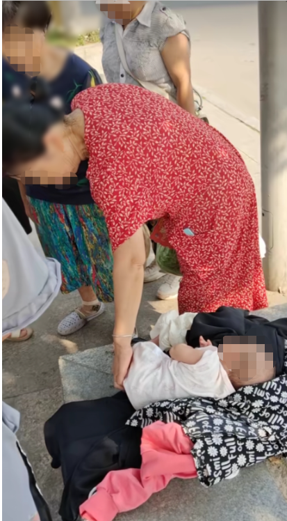 儿子儿媳吵架爷爷扔孙子 警方：已批评教育 网友评论：多狠心会扔亲孙子