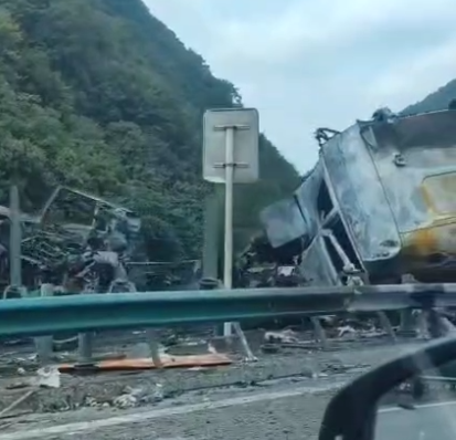 京昆高速勉县至汉中段多车相撞起火 雨夜货车追尾酿火灾