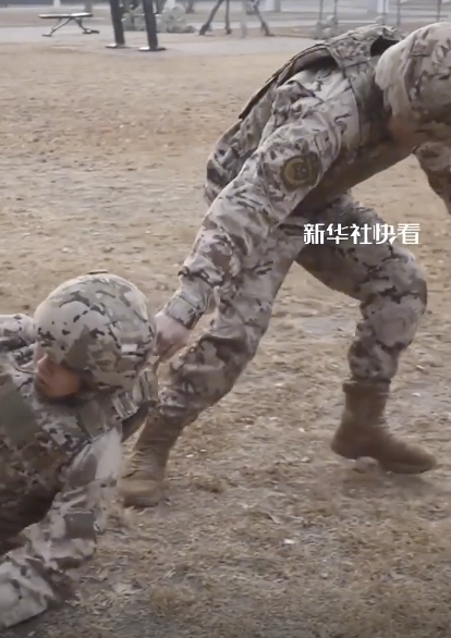 中国军装设计令人泪目，网友：希望永远用不到！