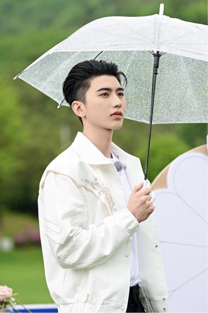 《奔跑吧》热度收视双丰收 蔡徐坤登顶微博综艺明星短视频榜TOP1