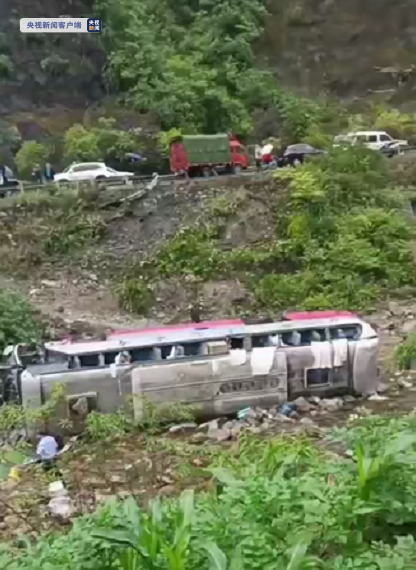 重庆城口一大巴车翻入河沟 初步估计载20余人