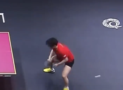 孫穎莎躺下的汗水印出China字樣：4-3戰(zhàn)勝王曼昱,，獲得冠軍