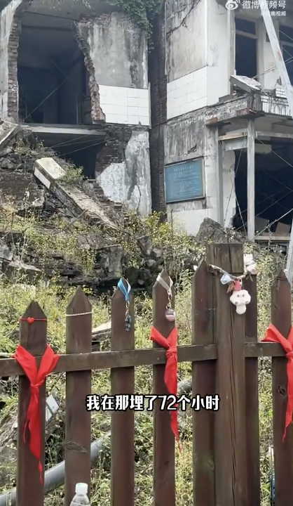 汶川地震幸存者重返学校向已故同学敬酒 缅怀逝去的青春