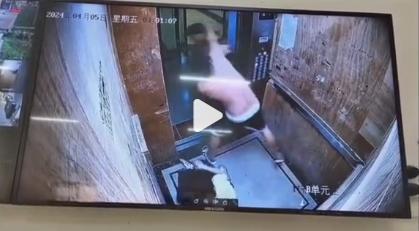 男子电梯殴打女子被保安暴揍 幸好保安来得快