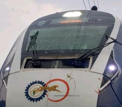 印度“半高铁”列车遭雷暴袭击：全车断电 挡风玻璃破裂
