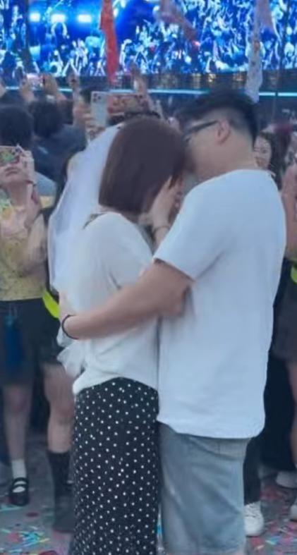 男生策劃求婚遭女友反向求婚 雙向驚喜感動全場