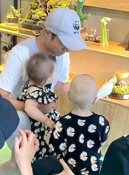 近日,有网友晒出偶遇撒贝宁外籍李白的图片.