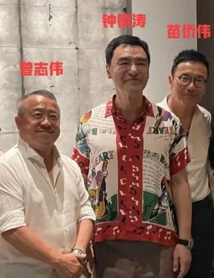 70岁发哥爬山汗流浃背，岁月催人老，活力却不输年轻人？