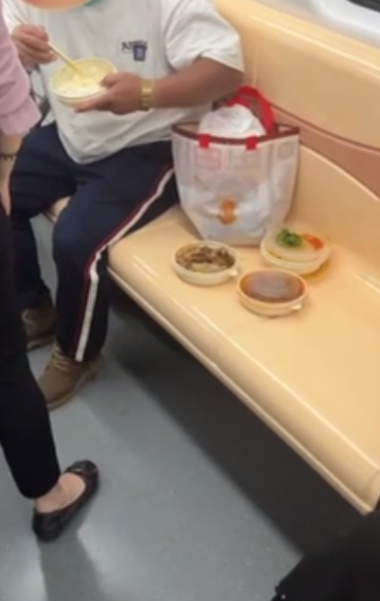 大爷在地铁上占座吃饭 网友：“地铁上什么时候可以光明正大的吃饭了？”