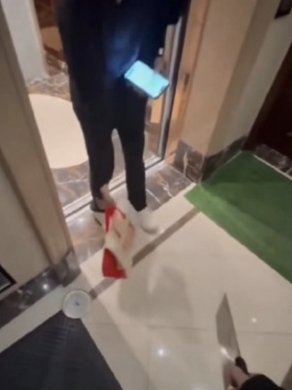 女子持刀等外卖