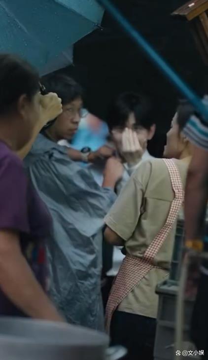 成毅温和招手暗示大姨合影 果真的东说念主间理思