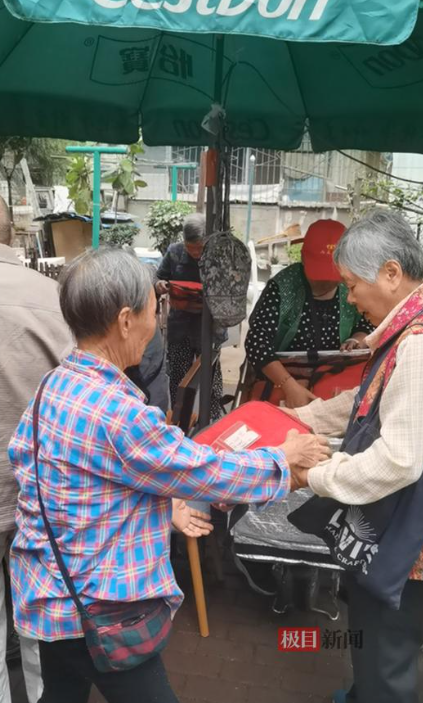热心人 暖心事｜拾荒婆婆三年风雨无阻，义务为12位八旬以上老人送餐
