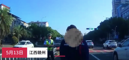 離譜,！兩車剮蹭車主當(dāng)面在對方車頭小便