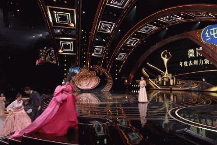 李现上台时扶迪丽热巴扶杨紫 双方粉丝彻底大和解了吧！两位姐姐都美！