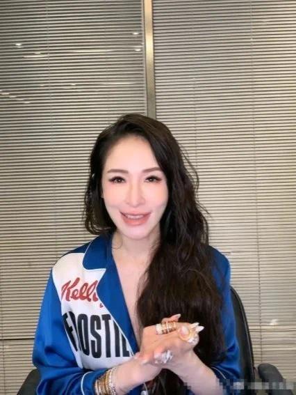 萧亚轩被曝获外籍男子求婚 本人回应了