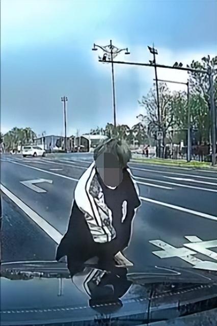 车主40万豪车被砸坏，男子反诬敲诈拖延赔偿，还自称有抑郁症