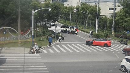 警民聯(lián)手共助側(cè)翻車主脫困 緊急救援轉(zhuǎn)危為安