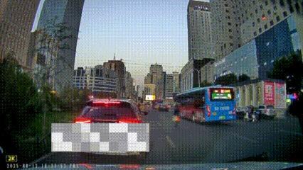 警方回应女子扶老人被打飞眼镜 好人难做引热议