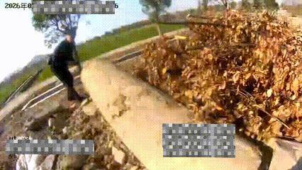 男子遭诈骗把现金塞进水泥管 警方疾驰拦截保住6.5万