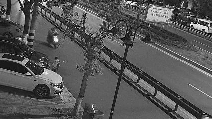 小女孩深夜攥花独行 真相让人感动 为妈妈送妇女节惊喜