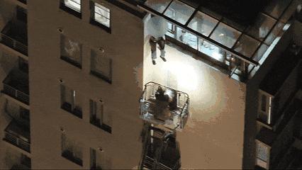 与女友吵架后翻出11楼窗外回不去了 消防紧急救援