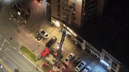 男子翻出11楼窗外被困 情绪冲动酿险情