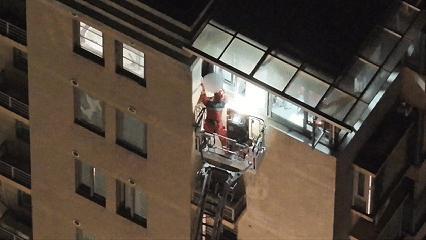 男子翻出11楼窗外被困 情绪冲动酿险情